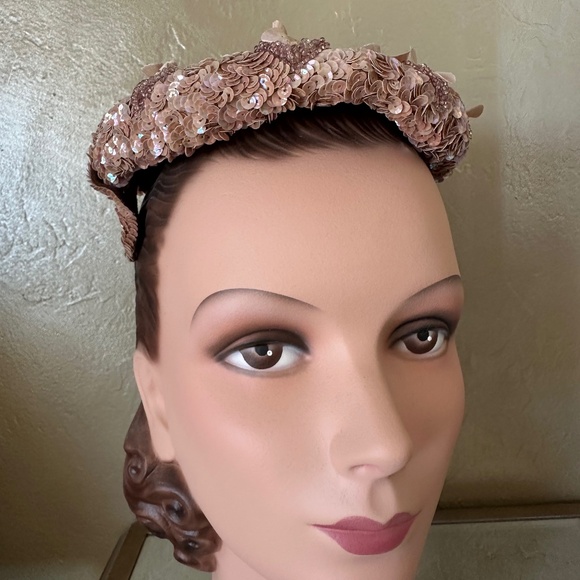 OUTSTANDING 1950s\' COCKTAIL HAT COVERED IN IRIDESCENT PINK SEQUINS main image 10